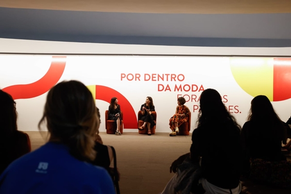 Letícia Soares, Daisy Barros e Rafaella Lacerda no talk sobre processo criativo no Metrópoles Fashion & Design