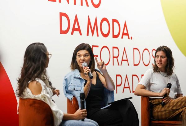 Na imagem com cor, roda de conversa do Metrópoles Fashion & Design