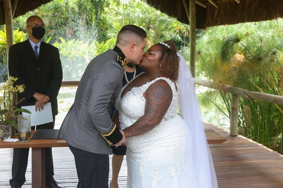 Foto colorida do casamento de Jojo Todynho e Lucas Souza. Os dois estão se beijando - Metrópoles