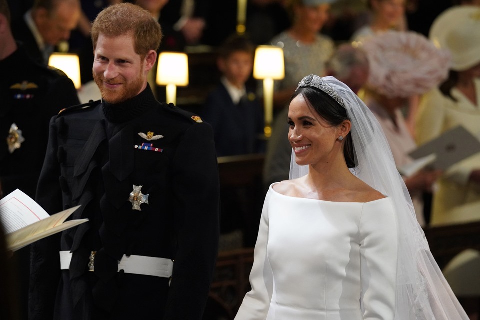 foto colorida de um homem e uma mulher se casando-Metrópoles