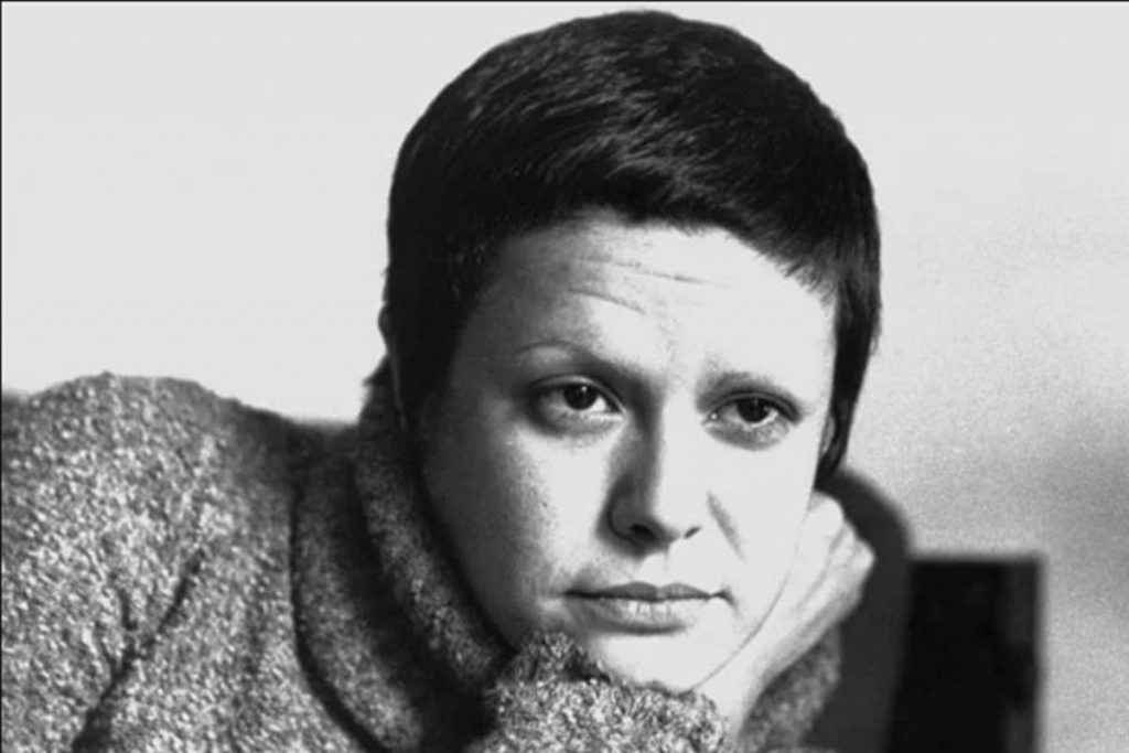 Elis Regina em foto em preto e branco. Mulher de cabelo curtinho e moletom - Metrópoles