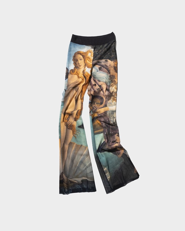 Calça de tricô da marca Jean Paul Gaultier fotografa em fundo branco. A estampa traz o quadro O Nascimento de Vênus, de Sandro Botticelli