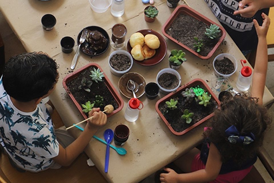 foto colorida de crianças plantando