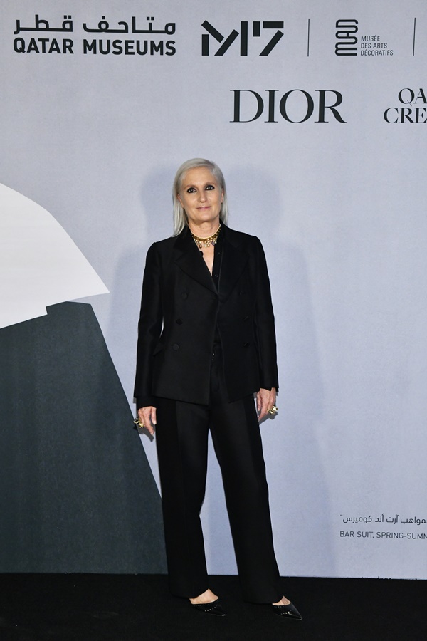 Maria Grazia Chiuri, Diretora Criativa da Dior, participa da abertura de Christian Dior: Designer of Dreams em 5 de novembro de 2021 na M7 em Doha, Qatar. A exposição abre como parte do #QatarCreates, uma celebração cultural que conecta os campos da arte, moda e design por meio de um programa diversificado de exposições, prêmios, palestras públicas e eventos especiais, todos ocorrendo no coração de Doha.