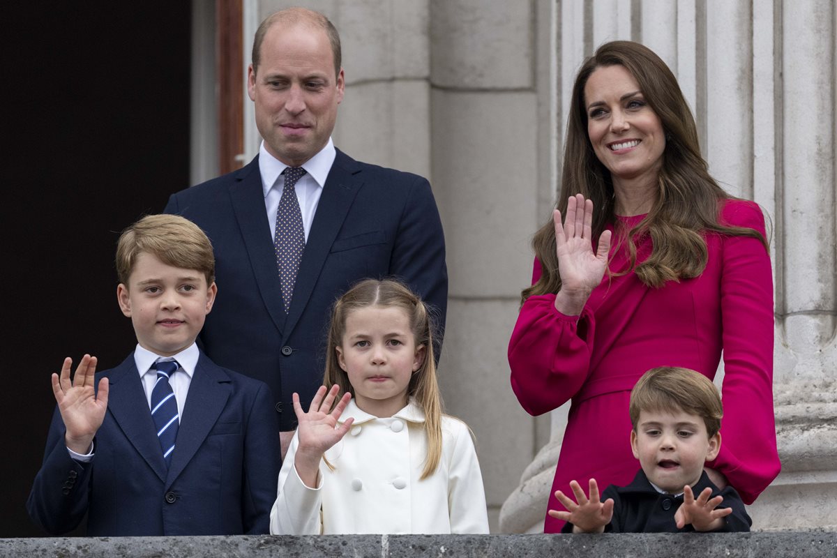 Foto colorida. Homem e mulher rodeados por dois meninos e uma menina