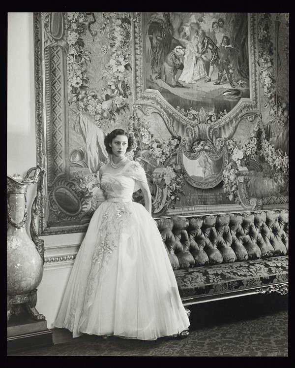 A princesa Margaret, irmã da Rainha Elizabeth, em fotos comemorativas dos seus 21 anos, em 1951. Ela usa um vestido branco da Dior com bordados dourados