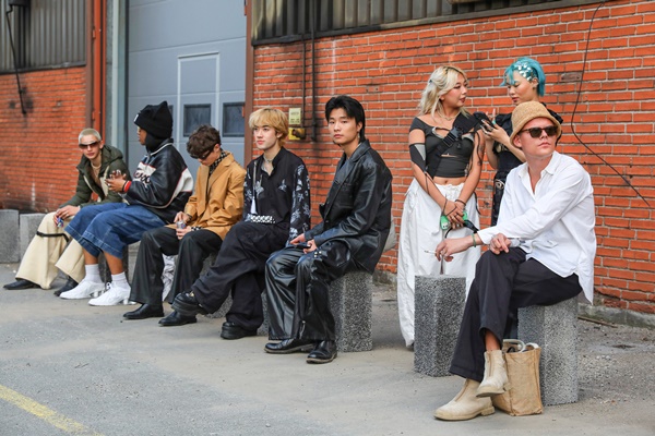 Os convidados aguardam o início do evento Copenhagen Fashion Week SS 2023 na Escandinávia. A Copenhagen Fashion Week é o principal evento de moda da Escandinávia. A Copenhagen Fashion Week SS 2023 acontece de 9 a 12 de agosto de 2022 neste verão. Designers gostam de organizar passarelas em lugares inusitados. A passarela do P.L.N. marca na Copenhagen Fashion Week SS 2023.