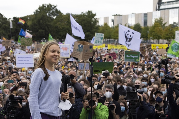 A ativista climática Greta Thunberg fala em uma marcha de greve climática em larga escala na Fridays for Future em frente ao Reichstag em 24 de setembro de 2021 em Berlim, Alemanha. A Alemanha deve realizar eleições parlamentares federais em 26 de setembro e a política climática está no topo da agenda de questões relevantes para os eleitores.