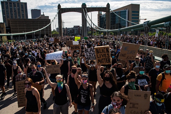 Milhares de manifestantes marcham na ponte da Avenida Hennepin no domingo, 31 de maio de 2020, em Minneapolis, MN. Protestos após a morte de George Floyd enquanto estava sob custódia policial eclodiram em todo o país.