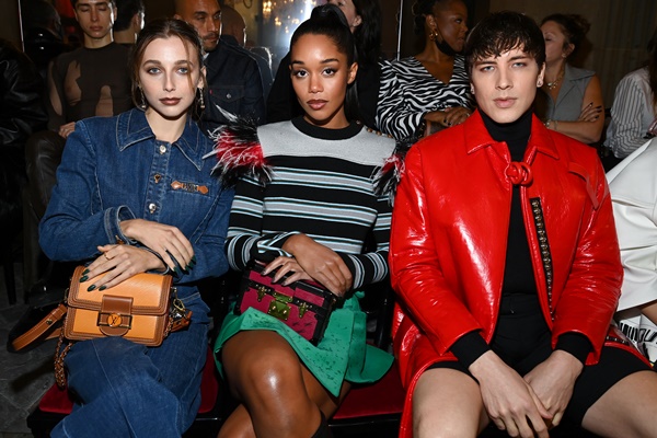 Emma Chamberlain, Laura Harrier e Cody Fern sentados na primeira fileira do desfile da marca Louis Vuitton