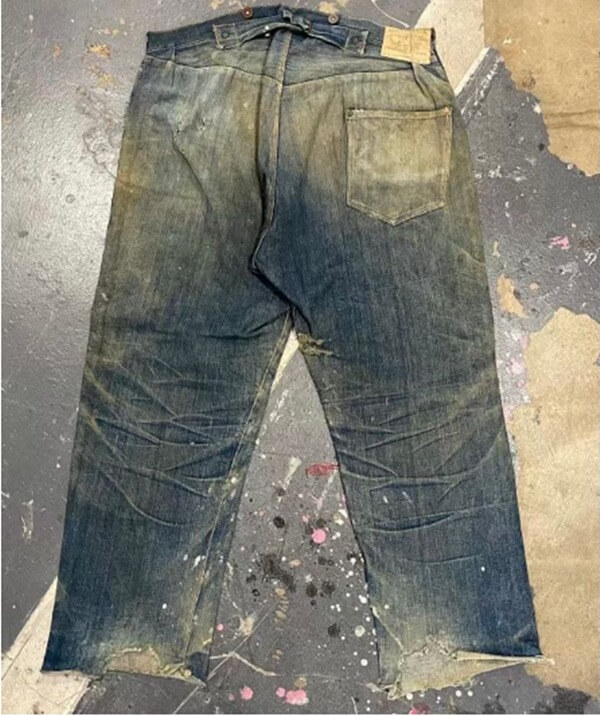 Na imagem com cor, calça da Levi's com slogan racista é leiloada