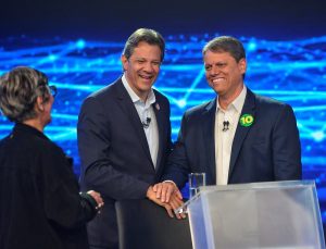 Os candidatos Fernando Haddad e Tarcísio de Freitas confraternizam durante o debate exibido pela Band