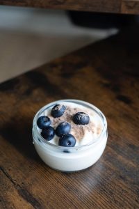 liquido branco no pote transparente com ameixas e granola