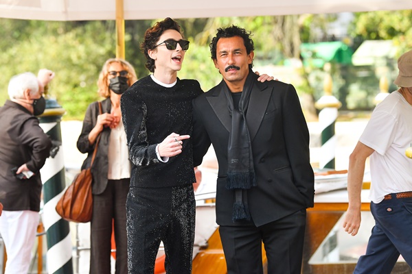 O estilista Haider Ackermann e o ator Timothèe Chalamet são vistos chegando ao 78º Festival Internacional de Cinema de Veneza em 03 de setembro de 2021 em Veneza, Itália - Metrópoles