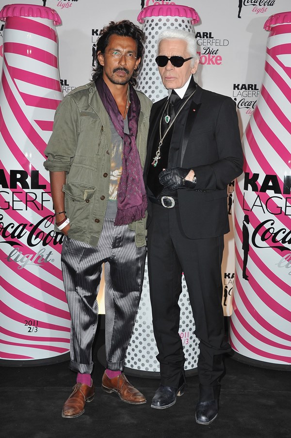 Os estilistas Haider Ackermann (esquerda) e Karl Lagerfeld (direita) - Metrópoles participam do coquetel de celebração da nova colaboração da Coca-Cola Light & Karl Lagerfeld no restaurante Le Georges em 7 de abril de 2011 em Paris, França.