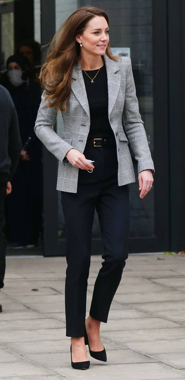 Kate Middleton usando blazer xadrez