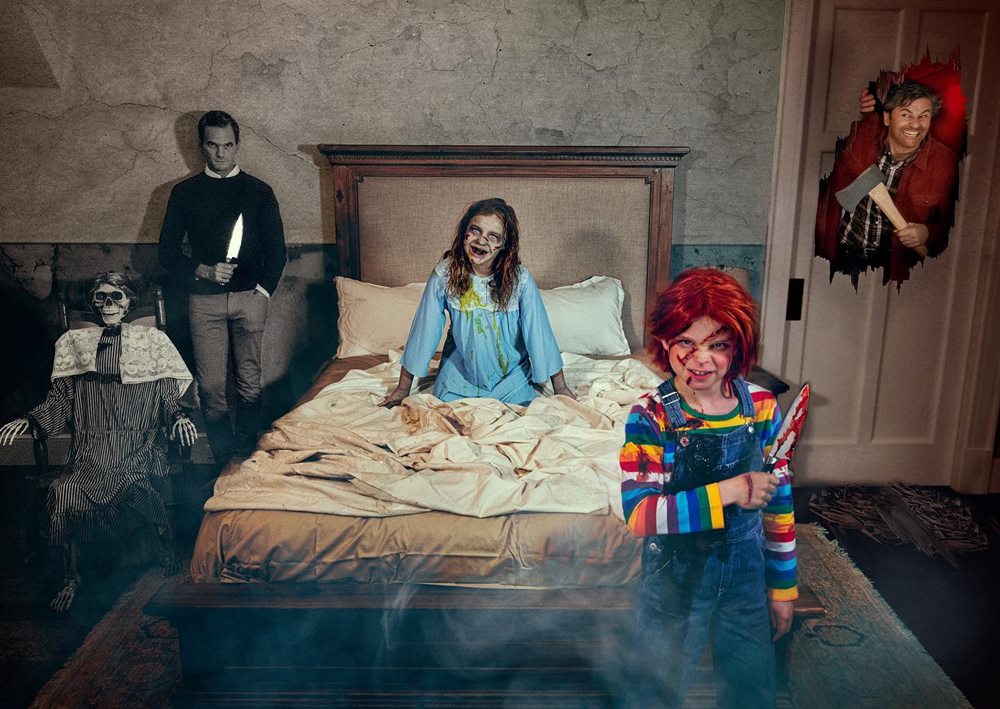 Os atores Neil Patrick Harris e David Burtka, com os dois filhos adolescentes, fantasiados de personagens clássicos de filme de terror no Halloween de 2021 - Metrópoles