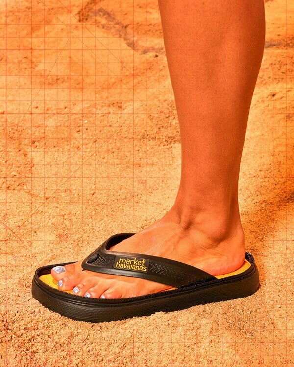 Na imagem com cor, Havaianas sandália que é um tênis também