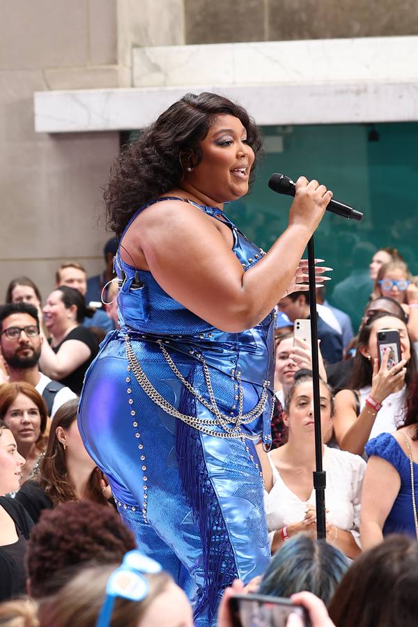 Lizzo usando peças metalizadas