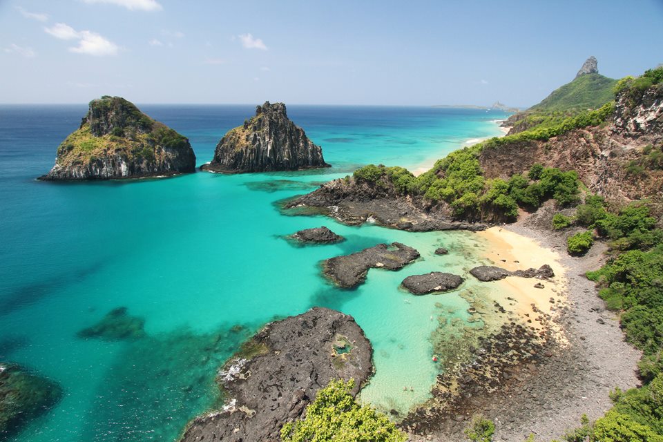 Imagem colorida mostra paisagem em Fernando de Noronha - Metrópoles