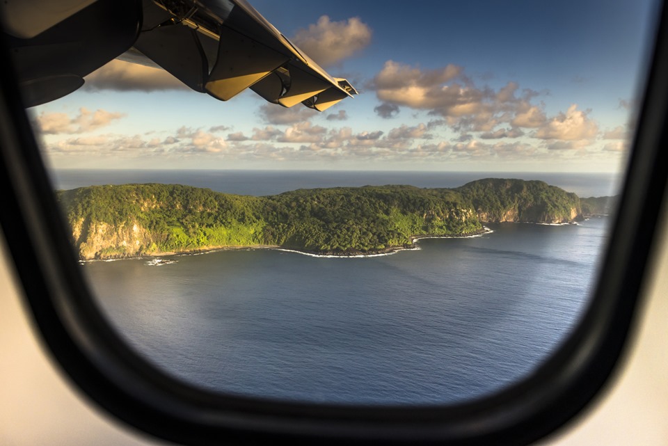 Vista aérea da Baia dos Golfinhos e da Ponta da Sapata no arquipélago de Fernando de Noronha