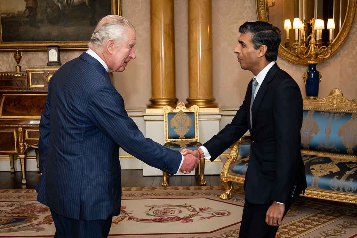 O rei Carlos III recebe Rishi Sunak durante uma audiência no Palácio de Buckingham, onde convidou o recém-eleito líder do Partido Conservador para se tornar primeiro-ministro e formar um novo governo em 25 de outubro de 2022 em Londres, Inglaterra. Rishi Sunak assumirá hoje o cargo de 57º primeiro-ministro do Reino Unido, depois de ter sido nomeado líder conservador ontem. Ele foi o único candidato a obter mais de 100 votos de parlamentares conservadores na disputa pelo cargo mais alto. Ele disse que seu objetivo era unir seu partido e o país