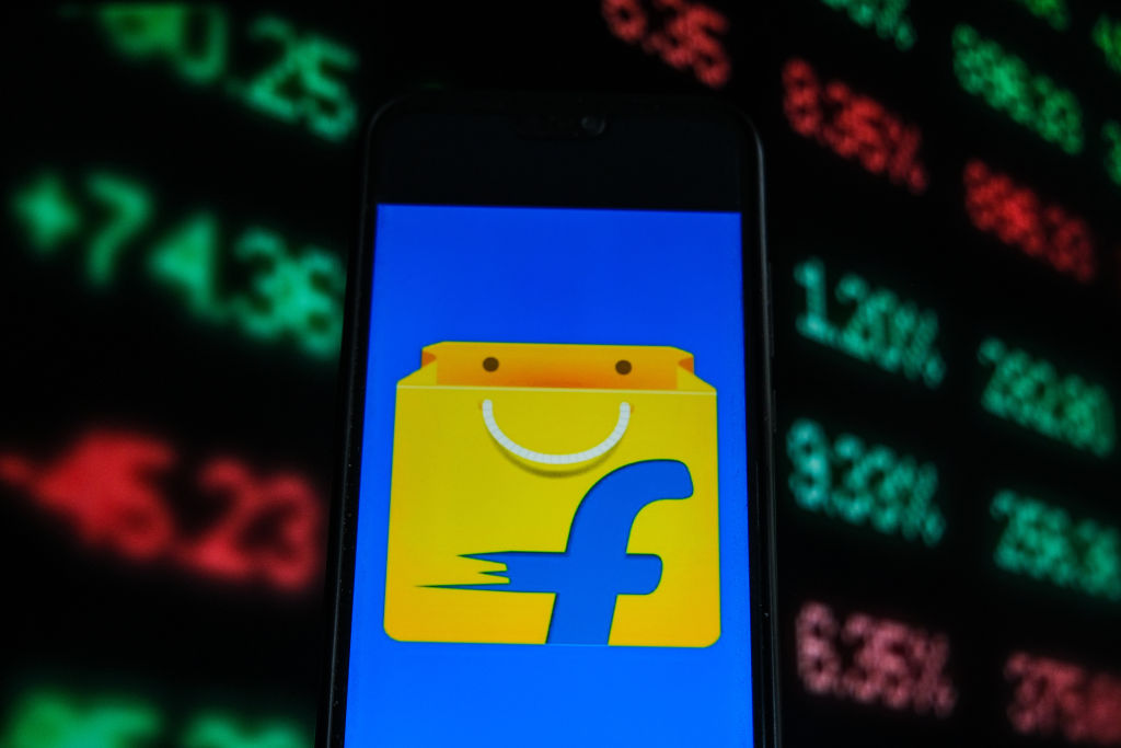 Tela de celular com a logomarca da Flipkart com bolsa de valores em fundo - Metrópoles