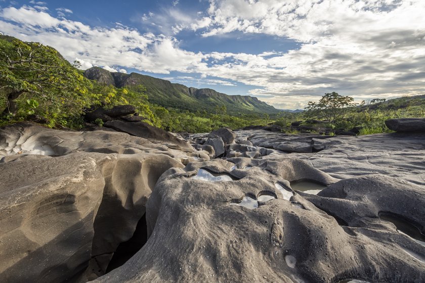 Pedras e rochas com natureza ao fundo - Metrópoles