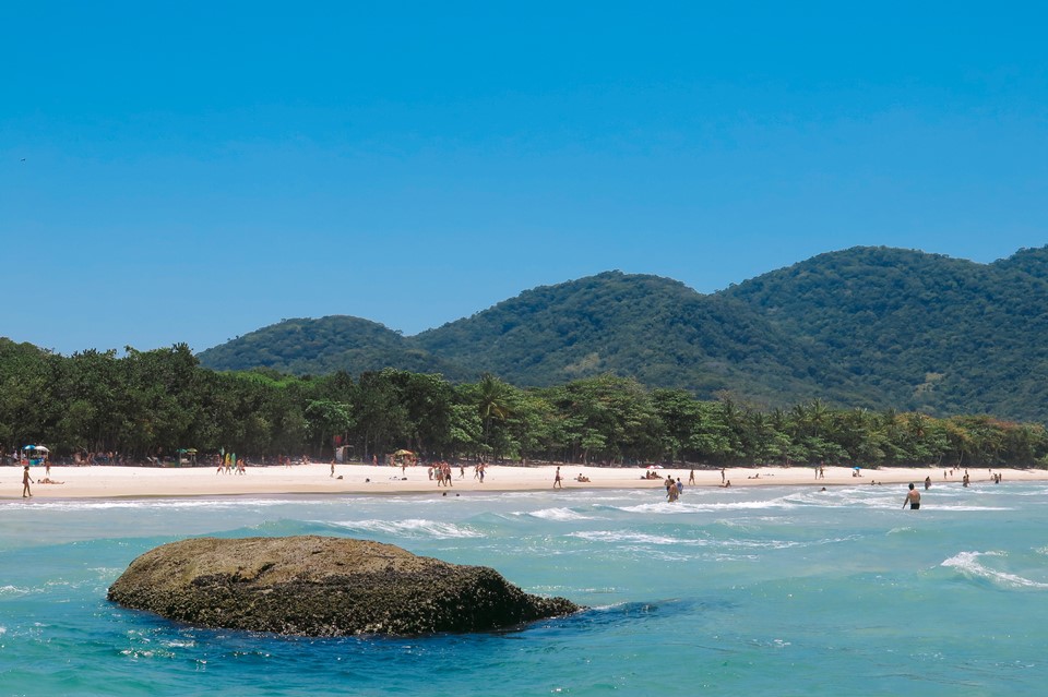 Vista de praia com montanhas ao fundo - Metrópoles