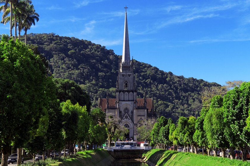 Catedral com montanha ao fundo - Metrópoles