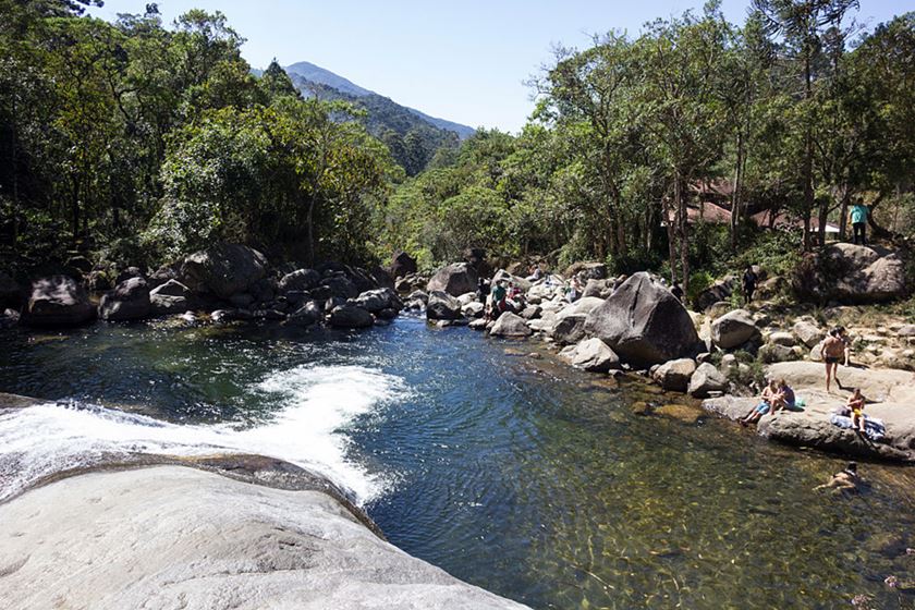 Cachoeira com árvores ao fundo - Metrópoles