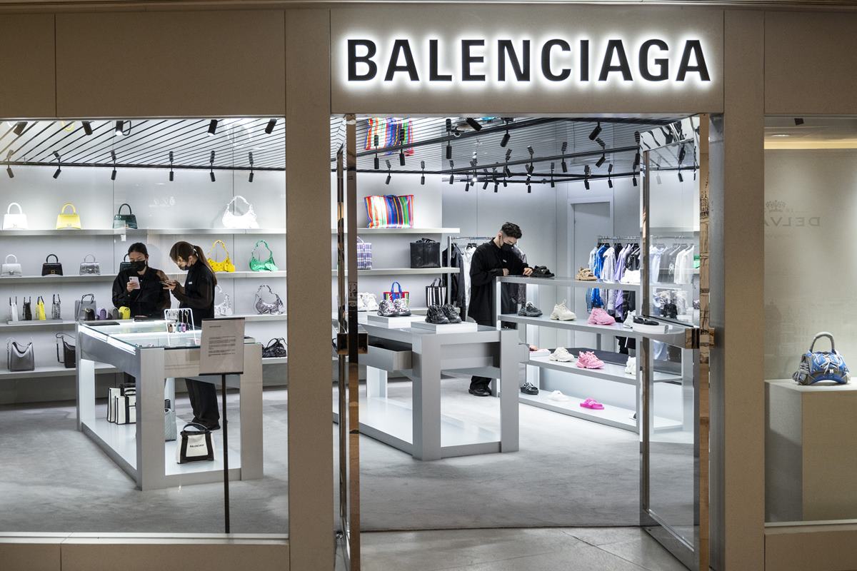 Vitrine da loja da grife de luxo Balenciaga em Hong Kong, na China. Na foto é possível araras com roupas e prateleiras com bolsas e sapatos de couro. - Metrópoles