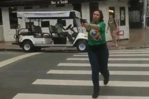 Carla Zambelli com arma de fogo - Metrópoles