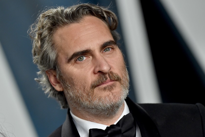 A imagem mostra o rosto do ator Joaquin Phoenix - Metrópoles