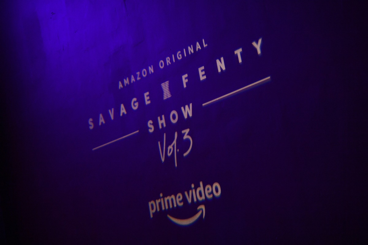 Banner de propaganda do U Savage X Fenty Show Vol.3, Savage In The Streets Turn up the Vol.3, apresentado pela Amazon Prime Video em 25 de setembro de 2021 na cidade de Nova York. O evento é um desfile de lingeries da marca da cantora Rihanna.