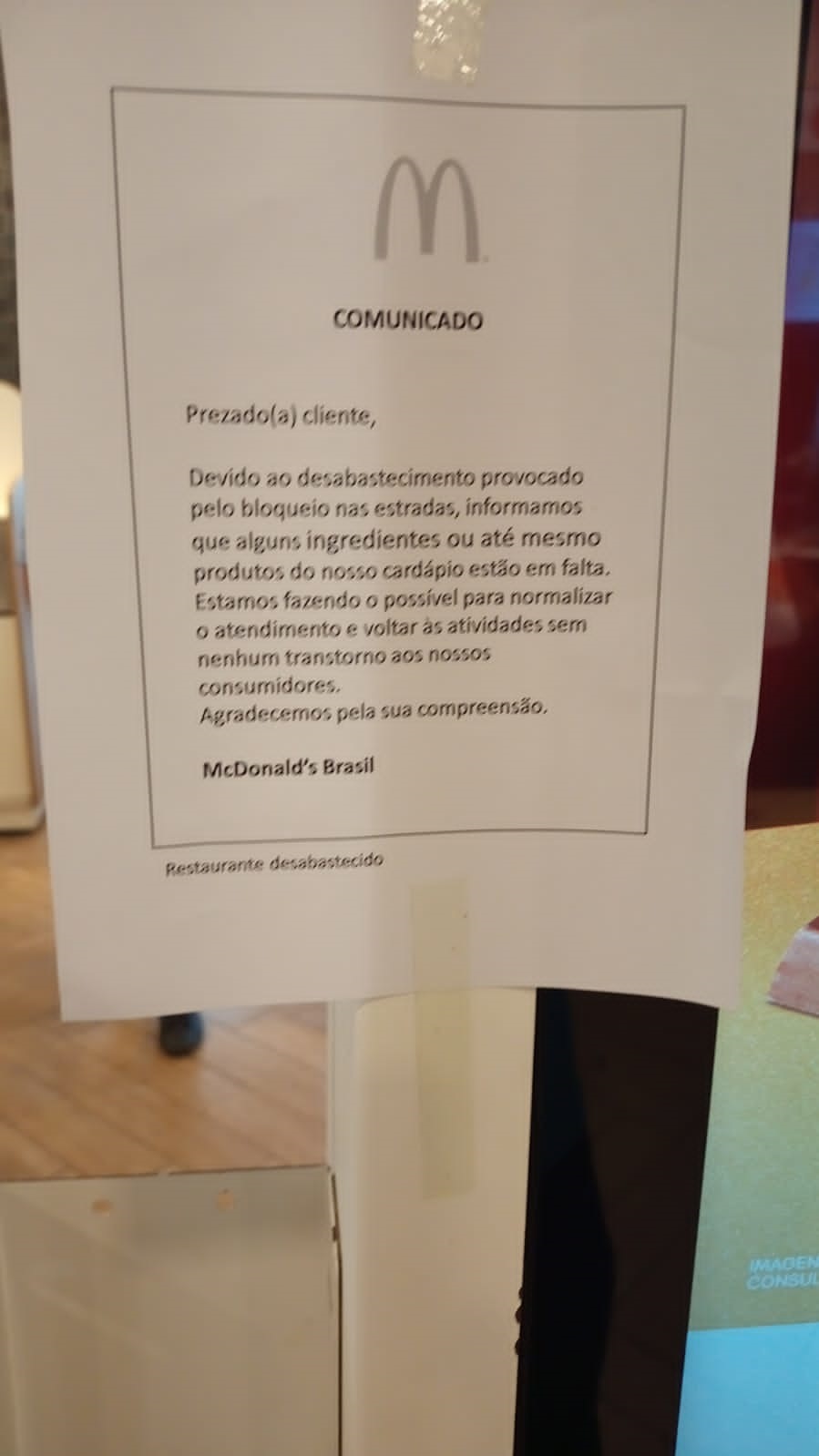 Comunicado da rede Mc Donald's informando sobre o desabastecimento de insumos no DF