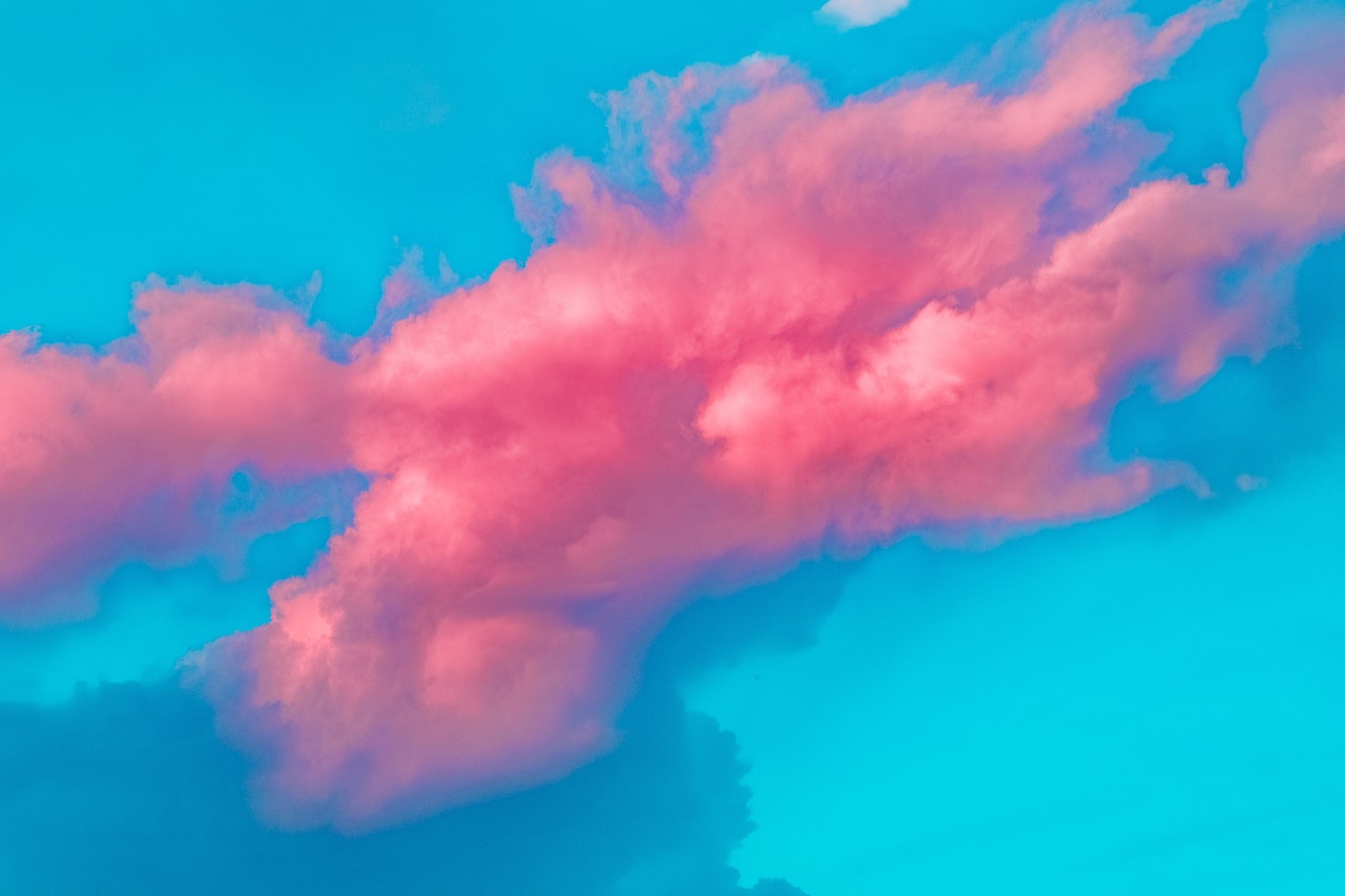 Nuvens de cor rosa com o céu azul ao fundo - Metrópoles