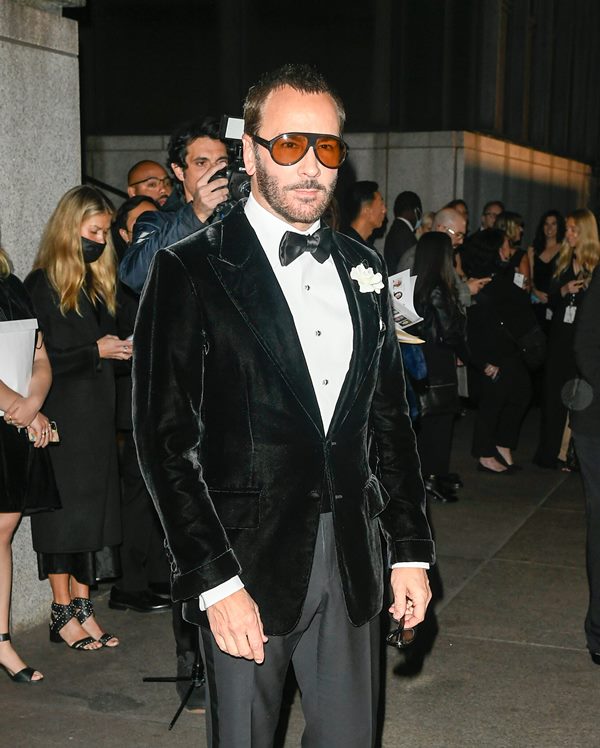 Na imagem com cor, o estilista Tom Ford - Metrópoles