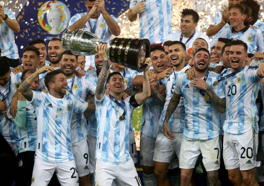 Lionel Messi e seleção argentina erguem a taça da Copa América.