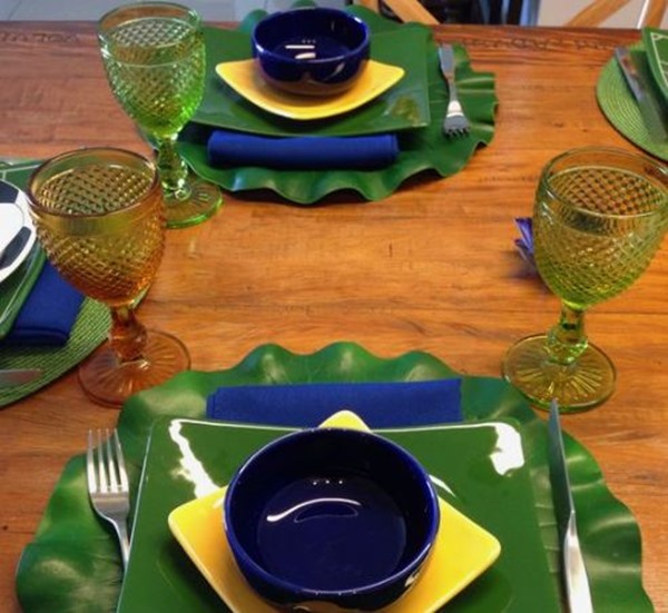 Foto colorida de uma mesa com utensílios nas cores azul, verde e amarelo