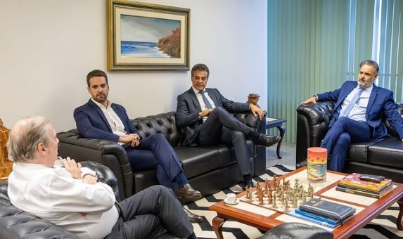 Reunião entre Eduardo Leite, Tasso Jereissati, Beto Richa e Aécio Neves