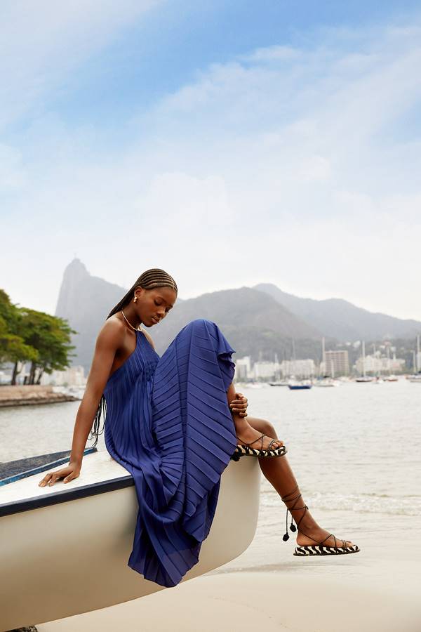 Mulher sentada em ponta de barco - Metrópoles