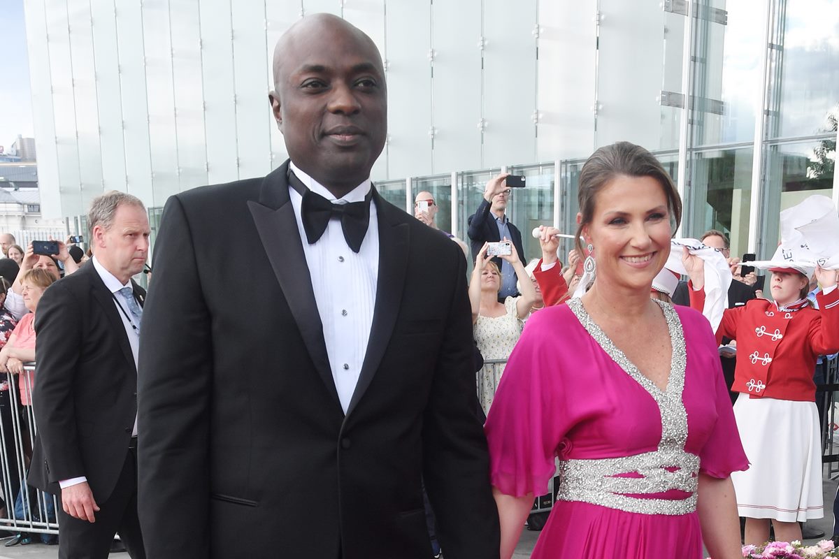 Foto colorida de homem negro com smoking ao lado de mulher branca com vestido rosa - Metrópoles