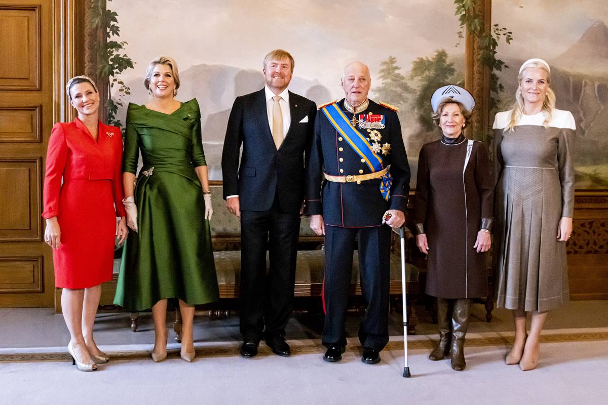 Foto colorida de quatro mulheres brancas ao lado de dois homens brancos, um deles está com uma bengala - Metrópoles