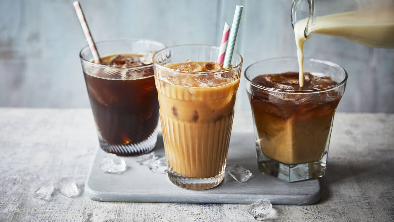 Na foto, três copos transparentes com café, gelo e leite - Metrópoles