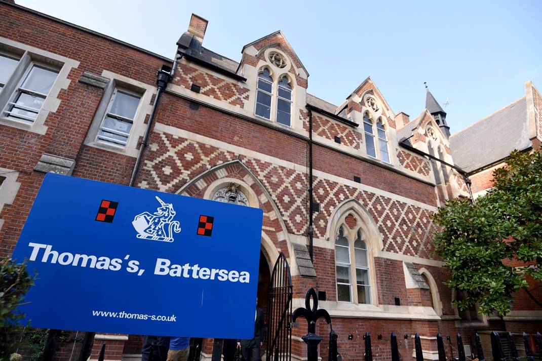 Uma vista geral da fachada da escola Thomas's Battersea, onde o príncipe George e a princesa Charlotte estudaram 