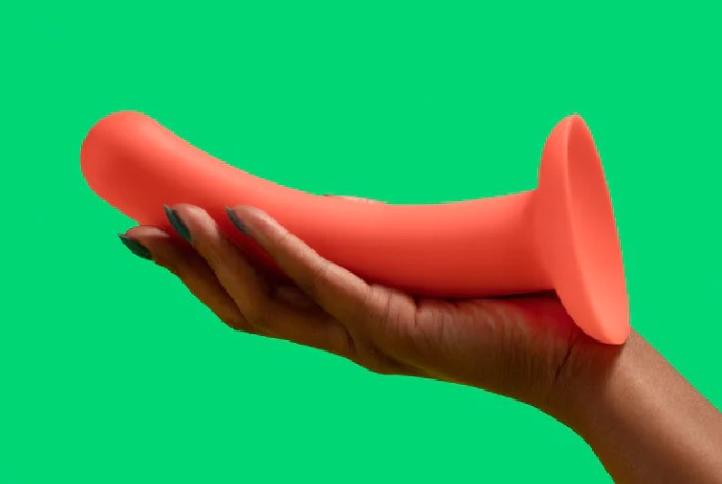 Mão segurando dildo rosa com ventosa na ponta - Metópoles