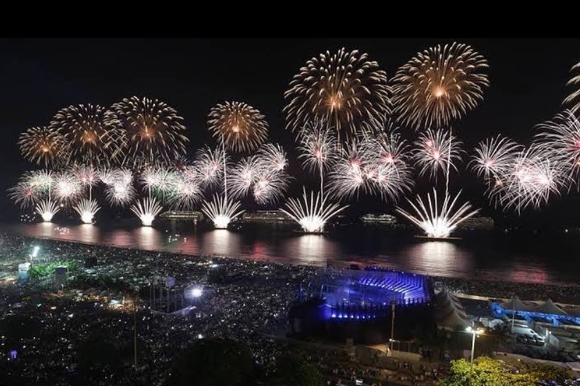 Vista de cima de fogos de artifício da praia de Copacabana - Metrópoles