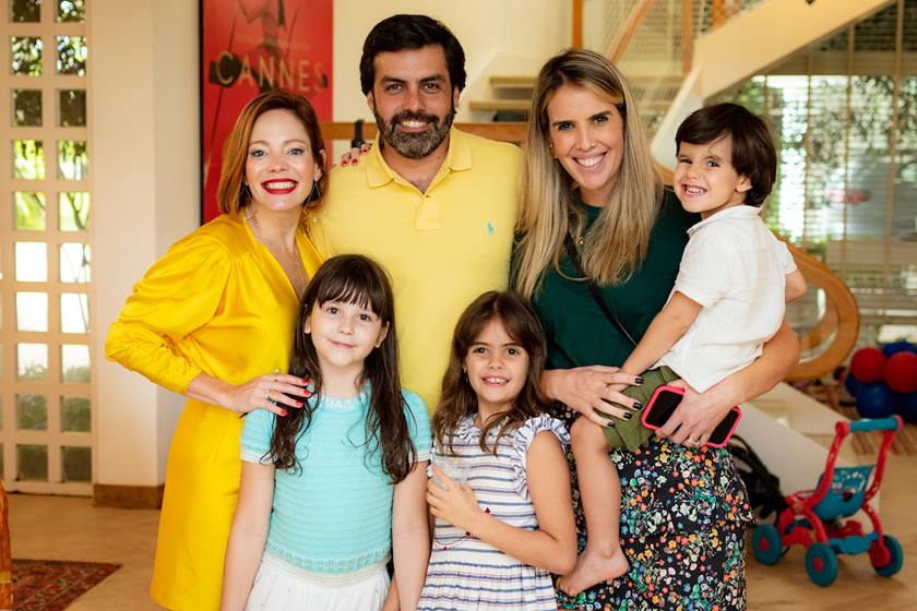 Flávia Guth, João Paulo Boaventura e Luísa Boaventura com as crianças Manoela Bemfica, Fernanda e João Pedro Boaventura