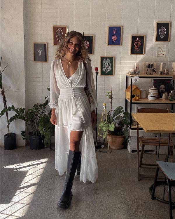 Manuela Gomes usando vestido branco fluido